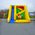 Aufblasbare Rutsche mit Aufgang und Hindernissen von vorne