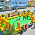 Kinder und Erwachsene spielen Water Soccer beziehungsweise Soap Soccer in einem zum mieten, aufblasbaren Fussbalfeld