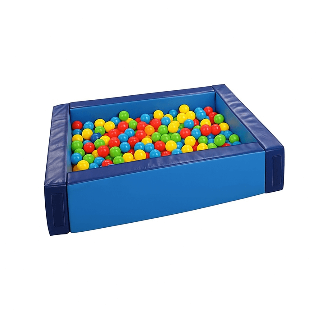 Weiches Softplay Baellebad in rechteckiger Form mit blauen PVC-Waenden und zahlreichen bunten Baellen in Gelb, Rot, Gruen und Blau – ideal fuer Kindergaerten und Indoor-Spielbereiche
