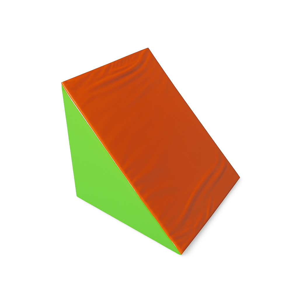Weiches Softplay Element in Dreiecksform mit gruener Seite und orangefarbener Schräge aus strapazierfaehigem PVC, ideal fuer motorische Uebungen in Kinderspielbereichen