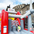 Aufblasbare Kletter- und Spielstation im Sachsen Energie-Design mit Windrad - ideal für Events im Zeichen von Nachhaltigkeit und Energieerlebnis.