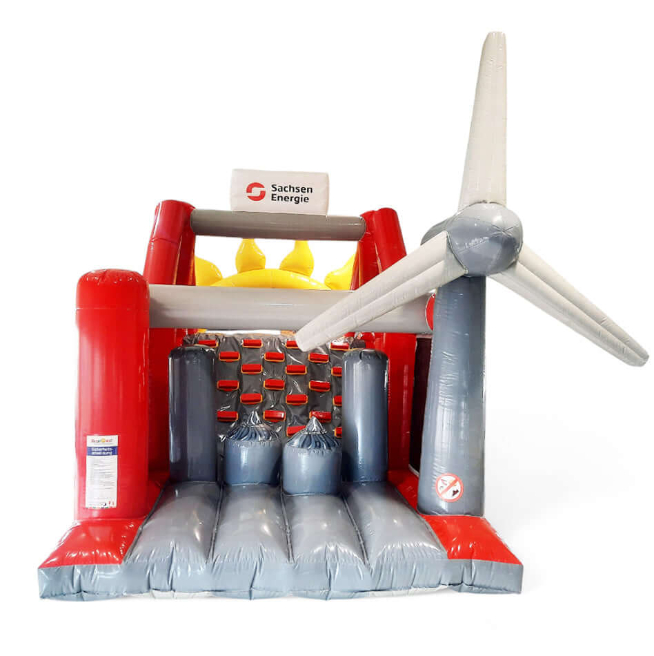 Aufblasbares Aktionsmodul mit Kletterwand und Windrad im Sachsen Energie-Design - ein energiegeladenes Highlight für Events und Umweltbildung.