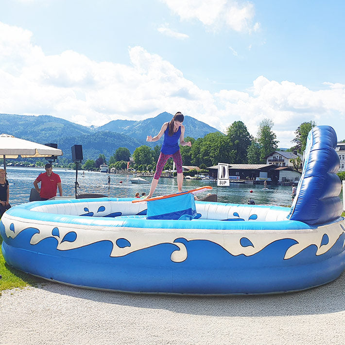 Eine Frau steht auf einen Rodeo Surf-Simulator.