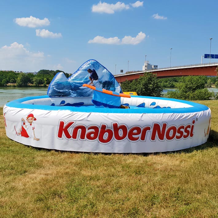 Surf-Simulator mit einem Fallbecken das gebrandet wurde.