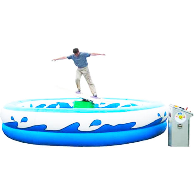 Aufblasbares Surf Rodeo in Blau-Weiss gehalten mit einem Steuerpult und ein Mann der darauf Spass hat