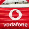 Nahaufnahme des weißen Vodafone-Logos auf rotem Hüpfburg-Material - ideal für gebrandete Events und Firmenauftritte mit hoher Sichtbarkeit.