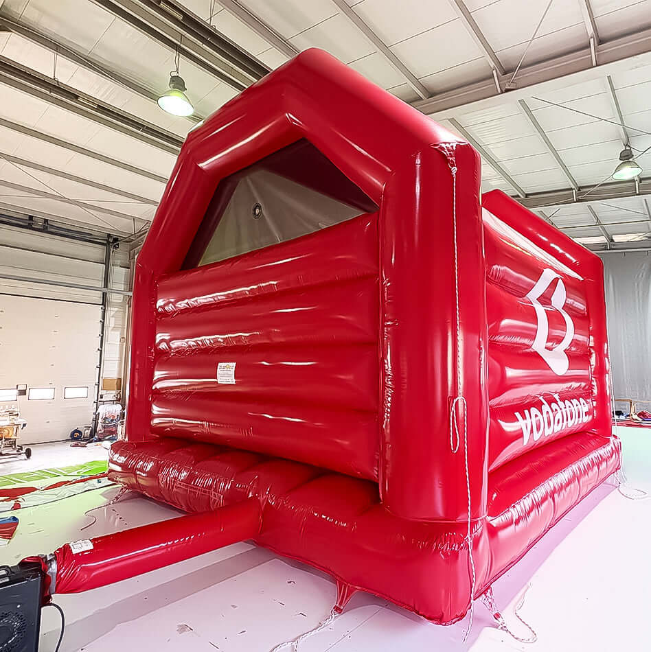 Rückseite einer roten Vodafone-Hüpfburg mit starkem Branding - ideal für Promotions, Messen und aufmerksamkeitsstarke Firmenevents.