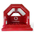 Rote Hüpfburg mit Vodafone-Branding - perfekt für Promotion-Events, Roadshows und Markenauftritte mit hohem Wiedererkennungswert.