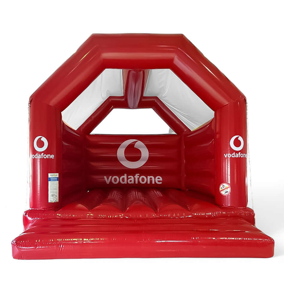 Rote Hüpfburg mit Vodafone-Branding - perfekt für Promotion-Events, Roadshows und Markenauftritte mit hohem Wiedererkennungswert.