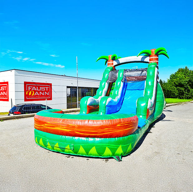 Grosse Wasserrutsche mit Auffangbecken, einem seitlichen Aufstieg und Palmen