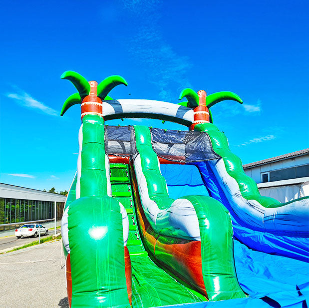 Aufblasbare Farbenfrohe Wasserrutsche im Dschungel Look mit seitlichen Aufstieg und Netzschutz von vorne