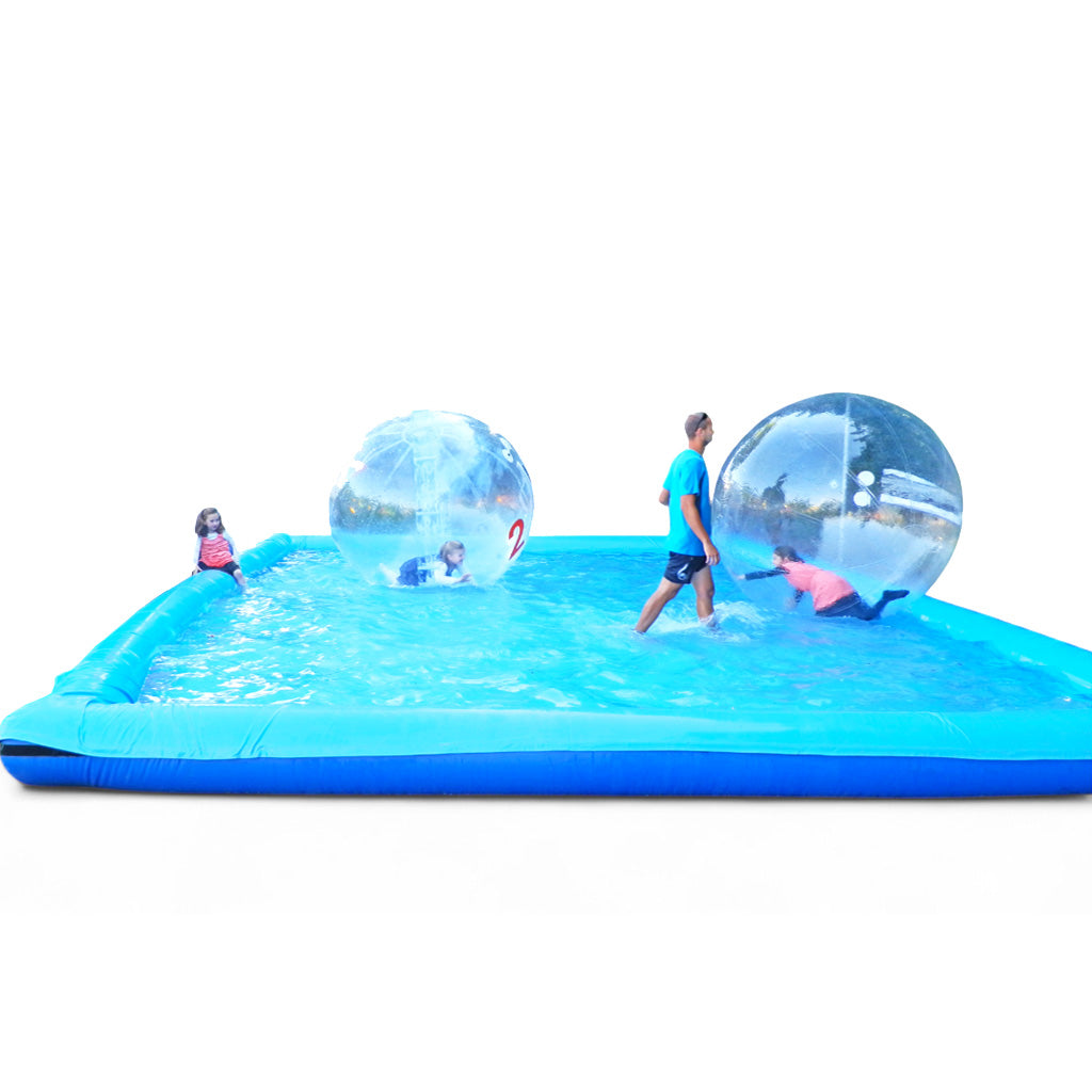 Aufblasbares Becken mit Aufblasbaren Baellen zum mieten wo Kinder drinnen sind und ueber das Wasser laufen.