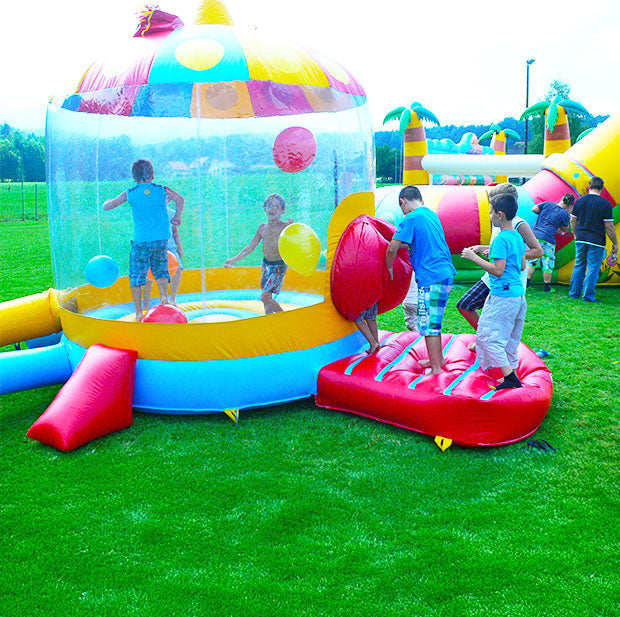 Kinder die durch eine Oeffnung in einen Windballon kriechen