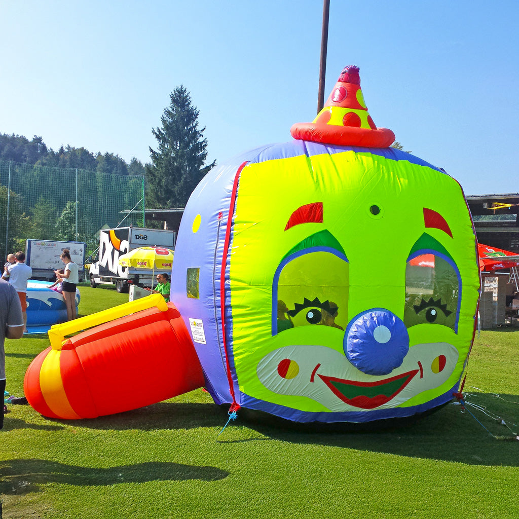 Windballon „Clown“ mieten 5×4 m – Lachen, Hüpfen, Ballone jagen! - Hüpfburgen mieten für jeden Anlass | Über 300 Spielgeräte Windballon „Clown“ mieten 5×4 m – Lachen, Hüpfen, Ballone jagen! - Hüpfburgen mieten für jeden Anlass | Über 300 Spielgeräte