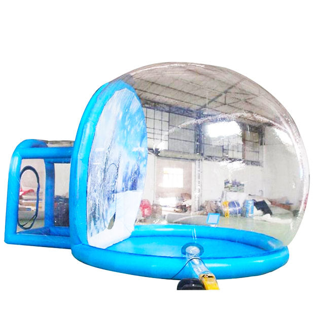 Aufblasbare Schneekugel in Blau gehalten mit einem Tunnel zum reingehen an der Rückseite
