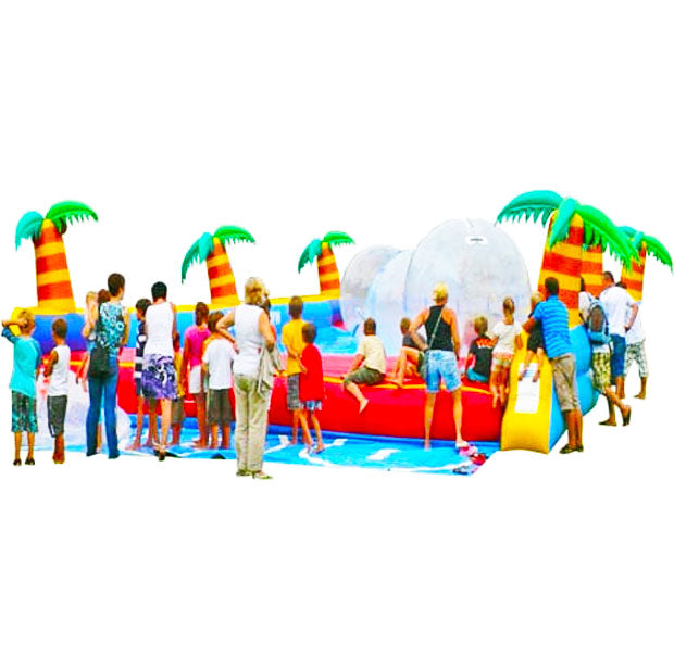 Erwachsene und Kinder bei einem grossen aufblasbarem Becken mit Palmen am Rand und Transparenten aufblasbaren Baellen