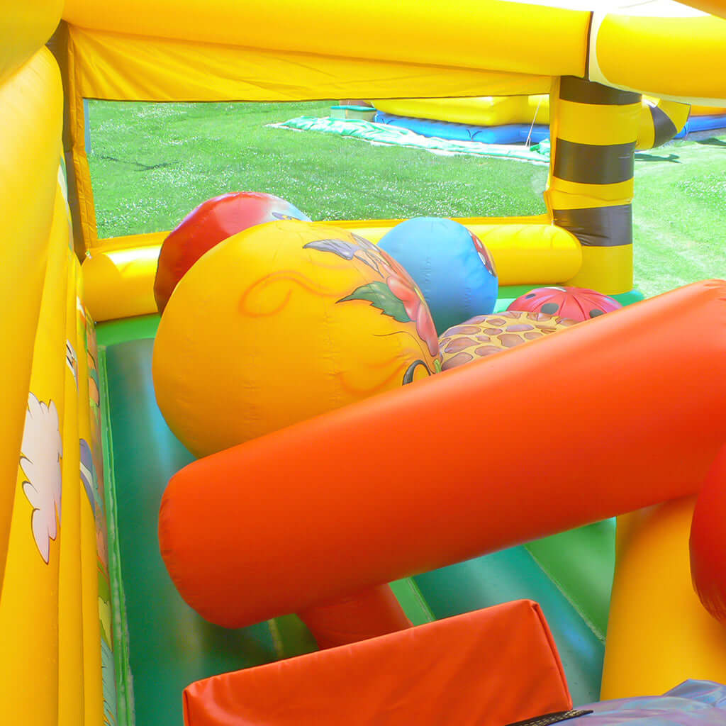 Aufblasbare Hindernisse und bunte Spielfiguren sorgen für Abenteuer und Bewegung - ideal für Kinderfeste, Events und Erlebniswelten.