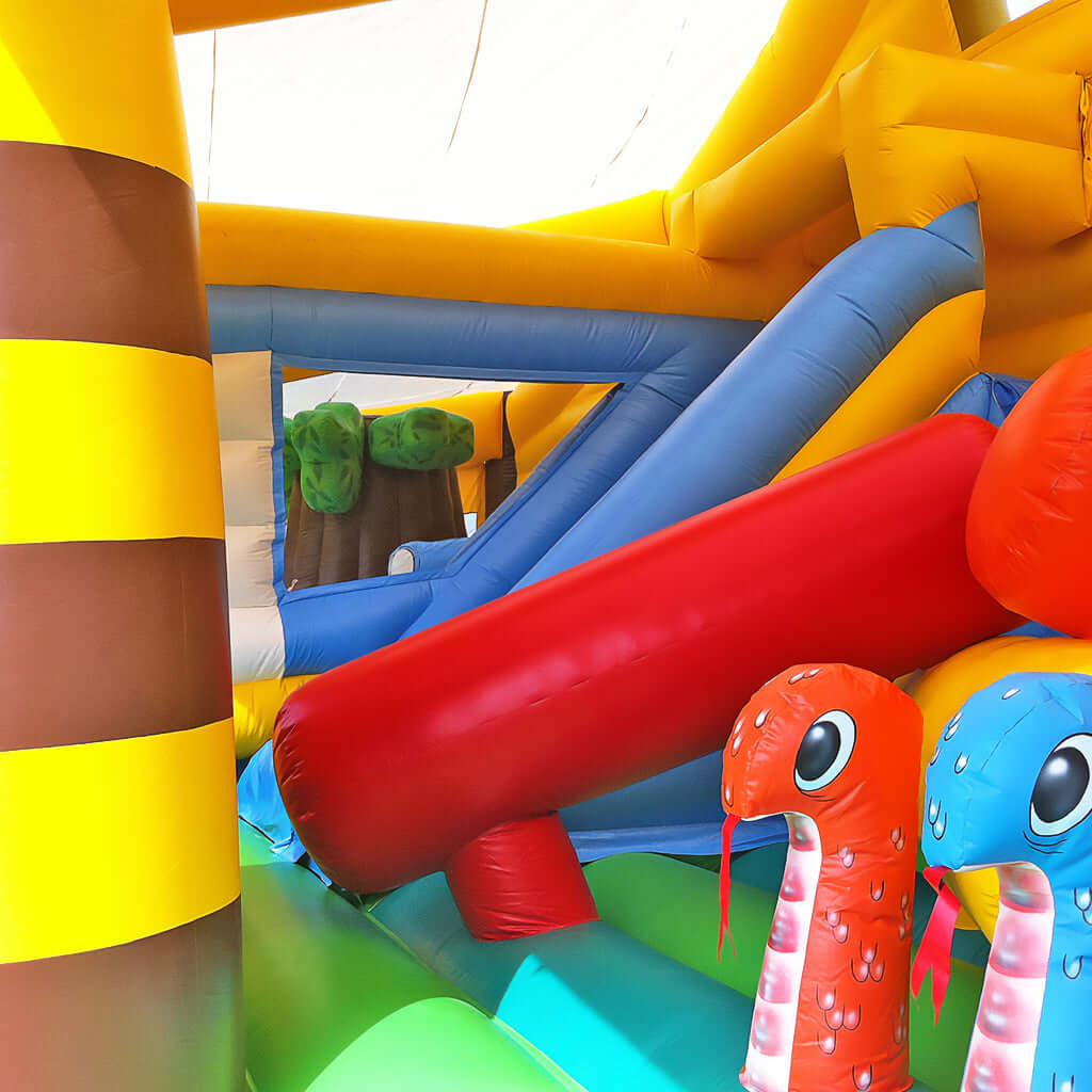 Bunte Hindernisse, Rutschen und Dschungeltiere machen dieses aufblasbare Spielmodul zu einem actionreichen Highlight für Kinder.