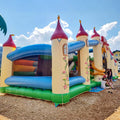 Riesige Hüpfburg im Märchenschloss-Design mit Türmen, Rutschen und Spielzonen - ein echtes Highlight für große Kinderveranstaltungen im Freien.