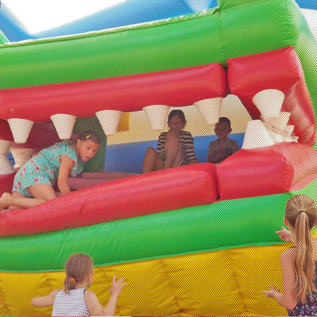 Abenteuerlicher Krokodil-Eingang mit riesigen Zähnen - sorgt für Spannung und Spaß beim Hineinklettern in die Hüpfburgwelt.