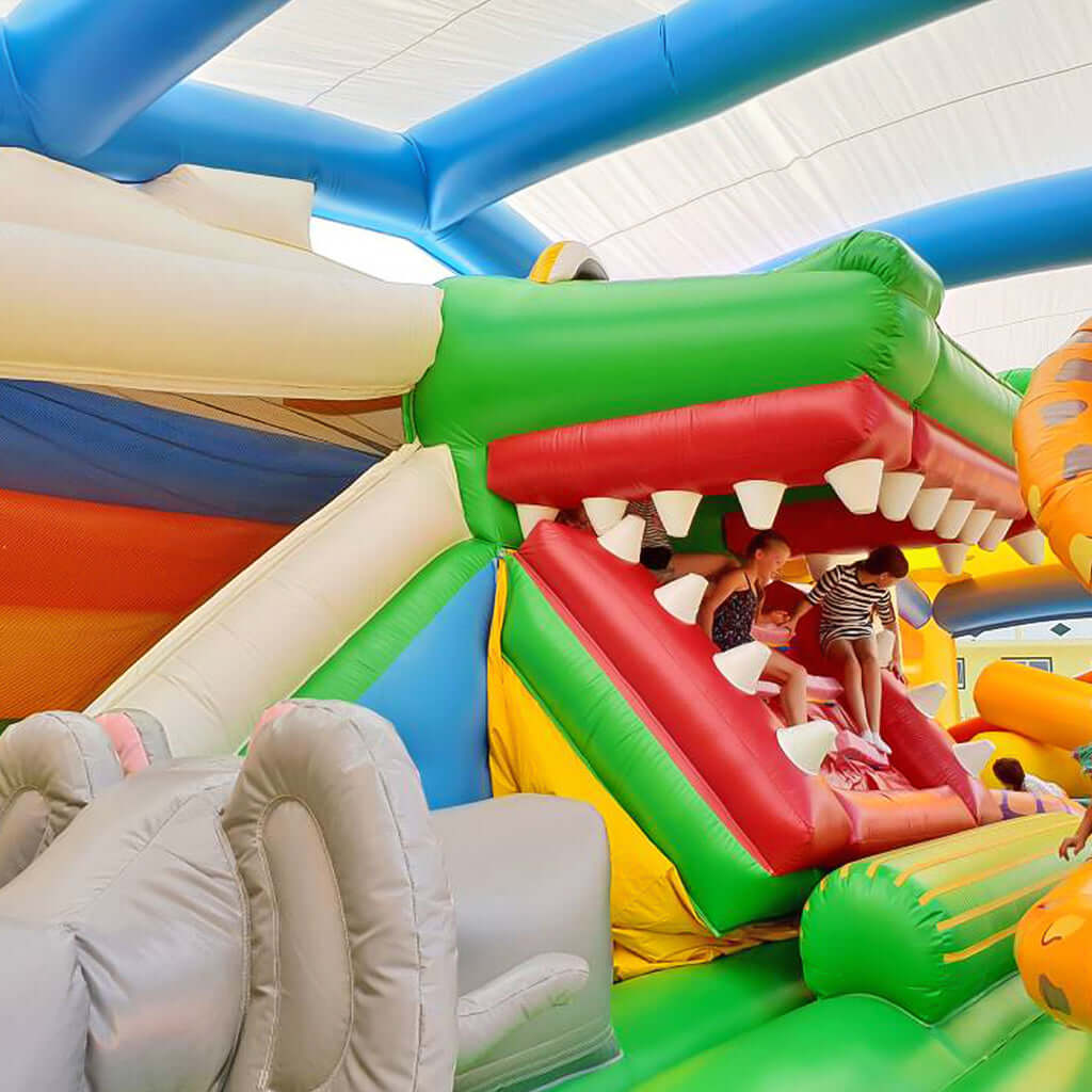 Riesiges Krokodil mit offenem Maul als Eingang - sorgt für Nervenkitzel und unvergesslichen Spielspaß für kleine Abenteurer.