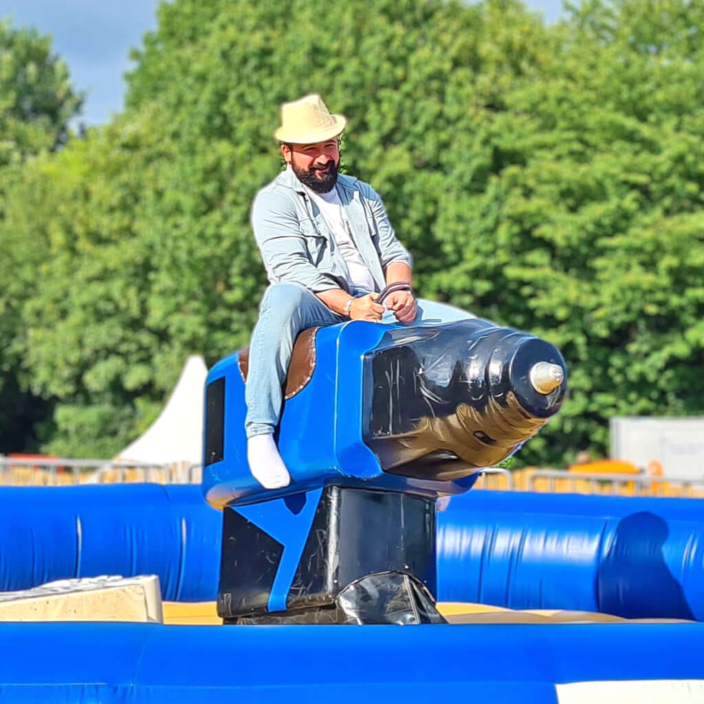 Ein Mann reitet auf einem Akkuschrauber.