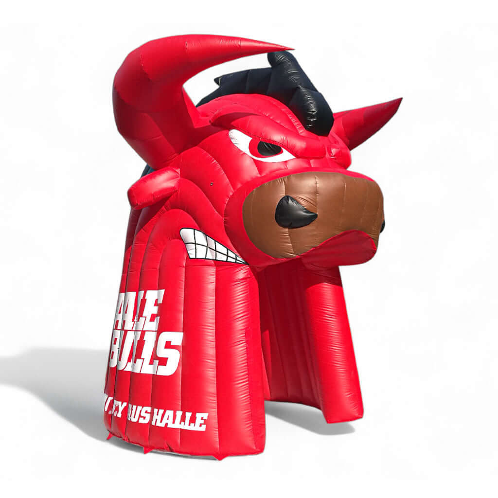 Ein aufblasbarer Einlauftunnel, Bullenkopf rot.