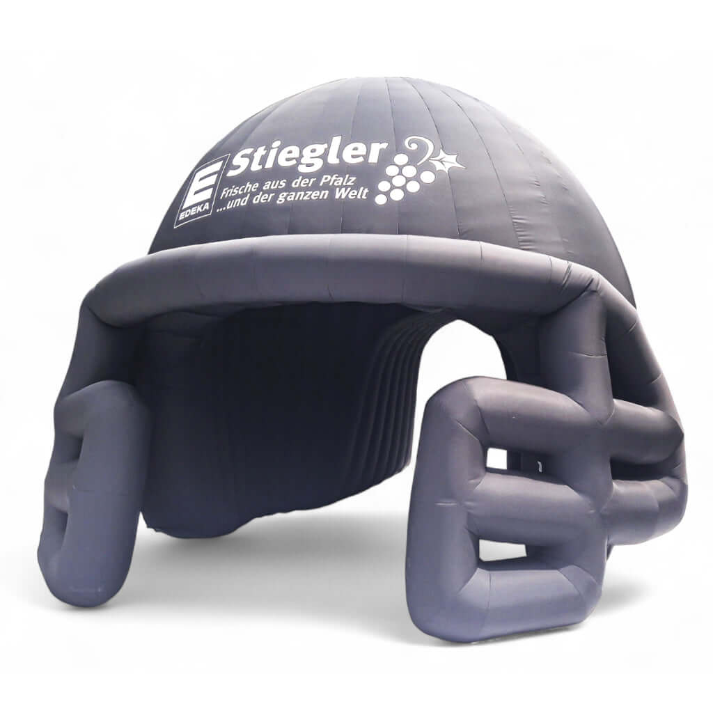 Ein aufblasbarer Einlauftunnel, Helm Schwarz, Firma Stiegler.