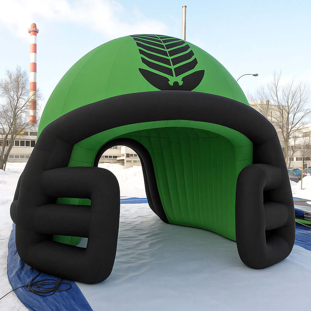 Ein aufblasbarer Einlauftunnel, grüner Helm.