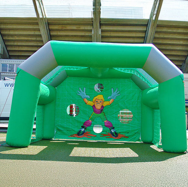 Aufblasbare Farbenfrohe Torschusswand mit Loecher an der Wand.