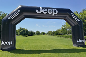 Ein aufblasbarer Torbogen in schwarzer Farbe mit weißen Schriftzug steht auf einer grünen Wiese. Im Hintergrund sind Bäume sowie ein blauer Himmel ersichtlich. Aufblasbare Werbung | Werbeträger | Inflatables online kaufen! Ein aufblasbarer Torbogen in schwarzer Farbe mit weißen Schriftzug steht auf einer grünen Wiese. Im Hintergrund sind Bäume sowie ein blauer Himmel ersichtlich. Aufblasbare Werbung | Werbeträger | Inflatables online kaufen!