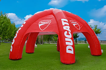 Ein rotes Werbezelt steht auf einen grünen Sportrasen.Aufblasbare Werbung | Werbeträger | Inflatables online kaufen! Ein rotes Werbezelt steht auf einen grünen Sportrasen.Aufblasbare Werbung | Werbeträger | Inflatables online kaufen!