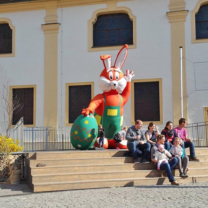 Riesiger Deko-Osterhase mit Osterei mieten – Aufblasbar, 5 m hoch - Hüpfburgen mieten für jeden Anlass | Über 300 Spielgeräte Riesiger Deko-Osterhase mit Osterei mieten – Aufblasbar, 5 m hoch - Hüpfburgen mieten für jeden Anlass | Über 300 Spielgeräte