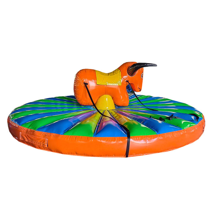 Farbenfroher aufblasbarer Rodeo Stier mit Seilen zum dran ziehen.