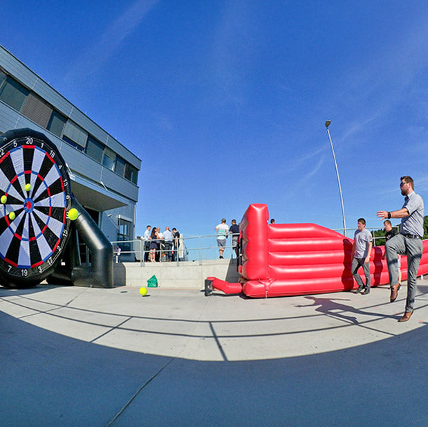 Viele Menschen bei einem Fussball-Dart Turnier im freien.