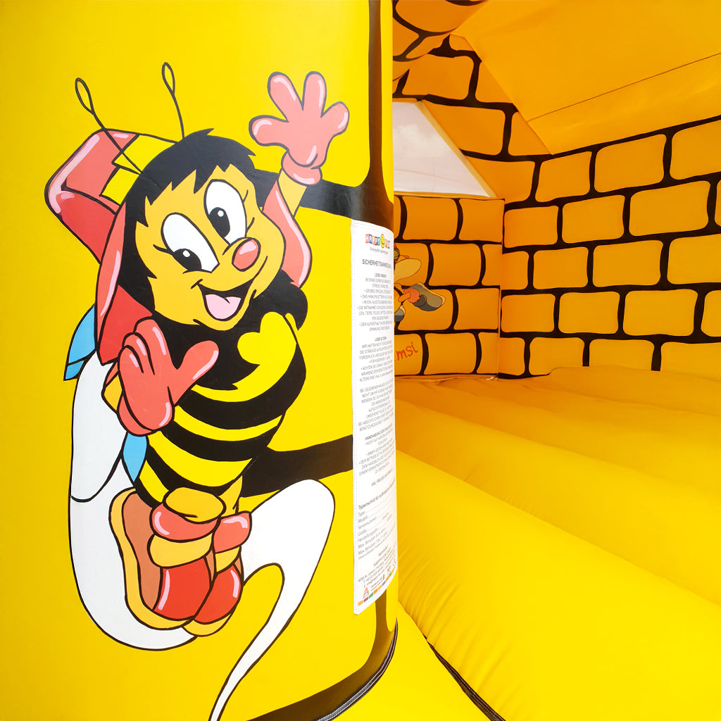 Hüpfburg kaufen mit Sumsi-Figur auf gelben Säule– farbintensive Markenoptik für Raiffeisen