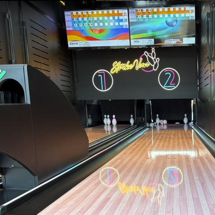 Mobile Bowling Anlage mit grossen Bildschirmen wo man den Spielstand sieht.