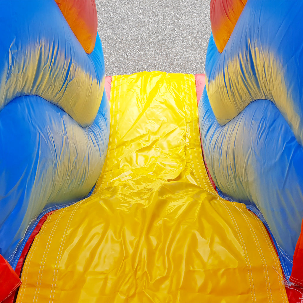 Eine Rutsche von einer Hüpfburg.