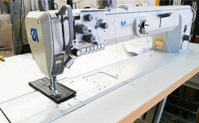 Große Industrienähmaschine für die Hüpfburgen-Produktion.