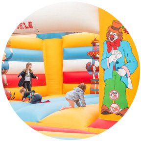 Gebrauchte Hüpfburg mit Zirkusmotiven, ideal zum Kaufen für Kinder-Events.