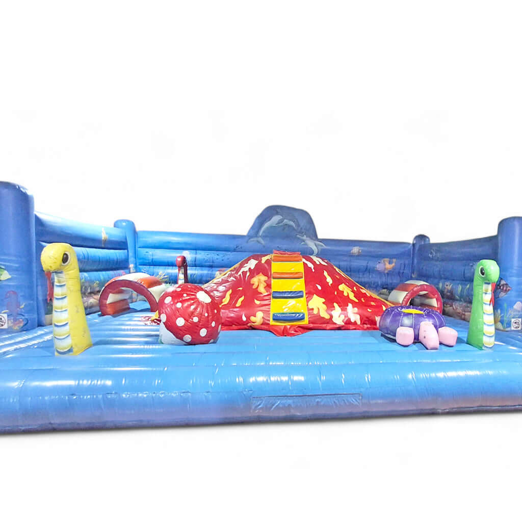 Eine große Hüpfburg gebraucht mit einem Vulkan in der Mitte.