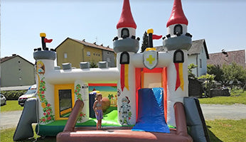 Kinder hüpfen in einer Ritter Hüpfburg.Hüpfburgen kaufen mit 5 Jahren Garantie | In AT, DE & CH Kinder hüpfen in einer Ritter Hüpfburg.Hüpfburgen kaufen mit 5 Jahren Garantie | In AT, DE & CH