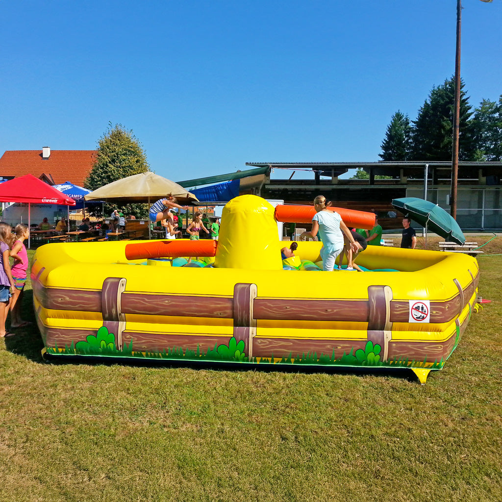 Aufblasbares Spielgerät in Heuhüpfer Variante mit Zaunoptik.