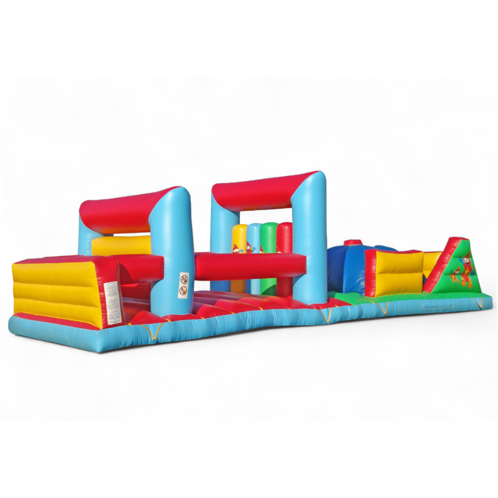 Aufblasbare Hindernisbahn ECO mit Rutsche und verschiedenen Hindernissen – gefertigt nach EN 14960 für langlebigen Einsatz.