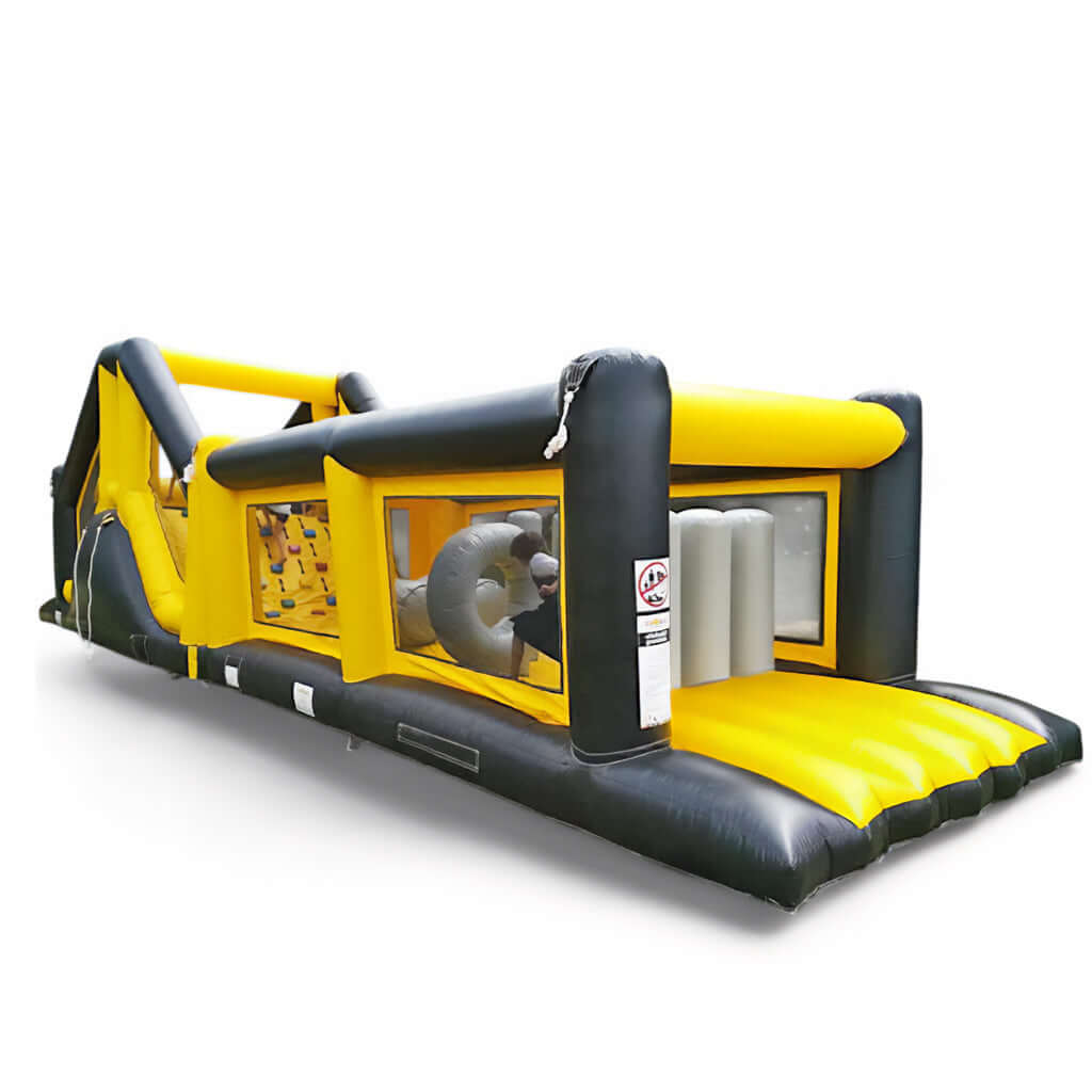Aufblasbarer Hindernisparcours in Schwarz-Gelb mit Kletterwand und Rutschbereich – robuster Eventparcours für Abenteuer und Action.