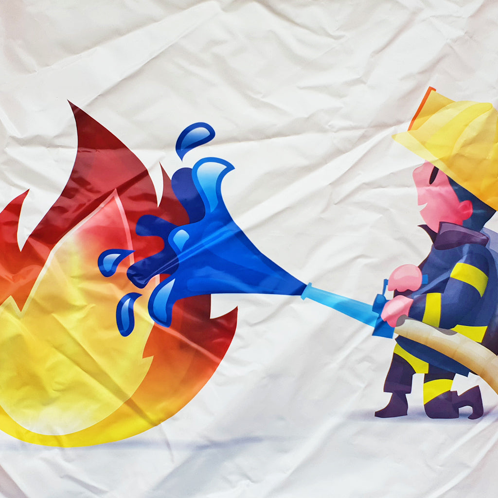 Ein Feuerwehrmann löscht ein Feuer.