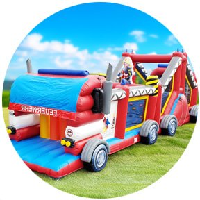 Großer Hindernisparcours im Feuerwehr-Design, ideal zum Kaufen für Kinder-Events im Freien.