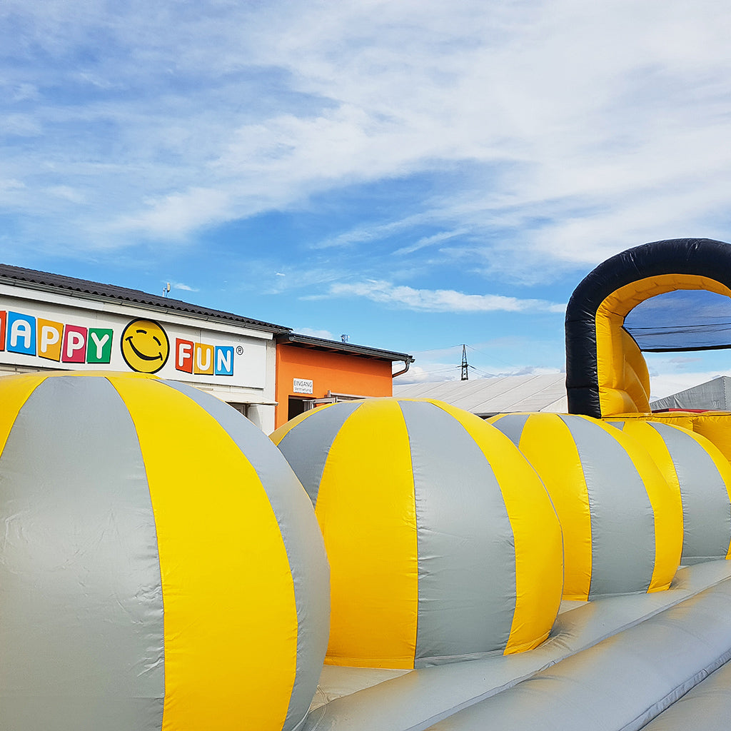 Vier aufblasbare Hindernisbälle mit einem Durchmesser von circa ein und halb Meter.