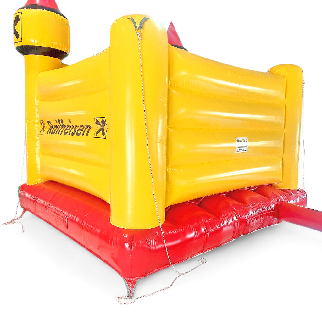 Rückansicht der gebrandeten Raiffeisen-Hüpfburg – langlebige Sonderanfertigung für Firmen direkt kaufen