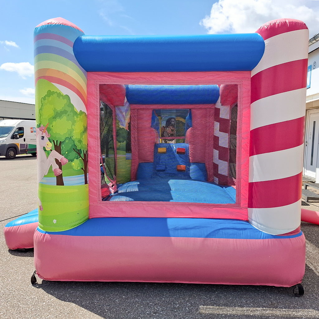 Blick auf die Hüpffläche und den Aufstieg zur Rutsche - der kleinen Hüpfburg Einhorn zum mieten